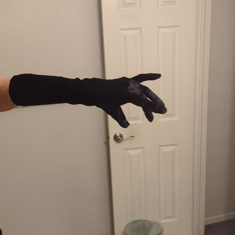 Elegant Black Velvet Gloves - Picture 2 of 4
